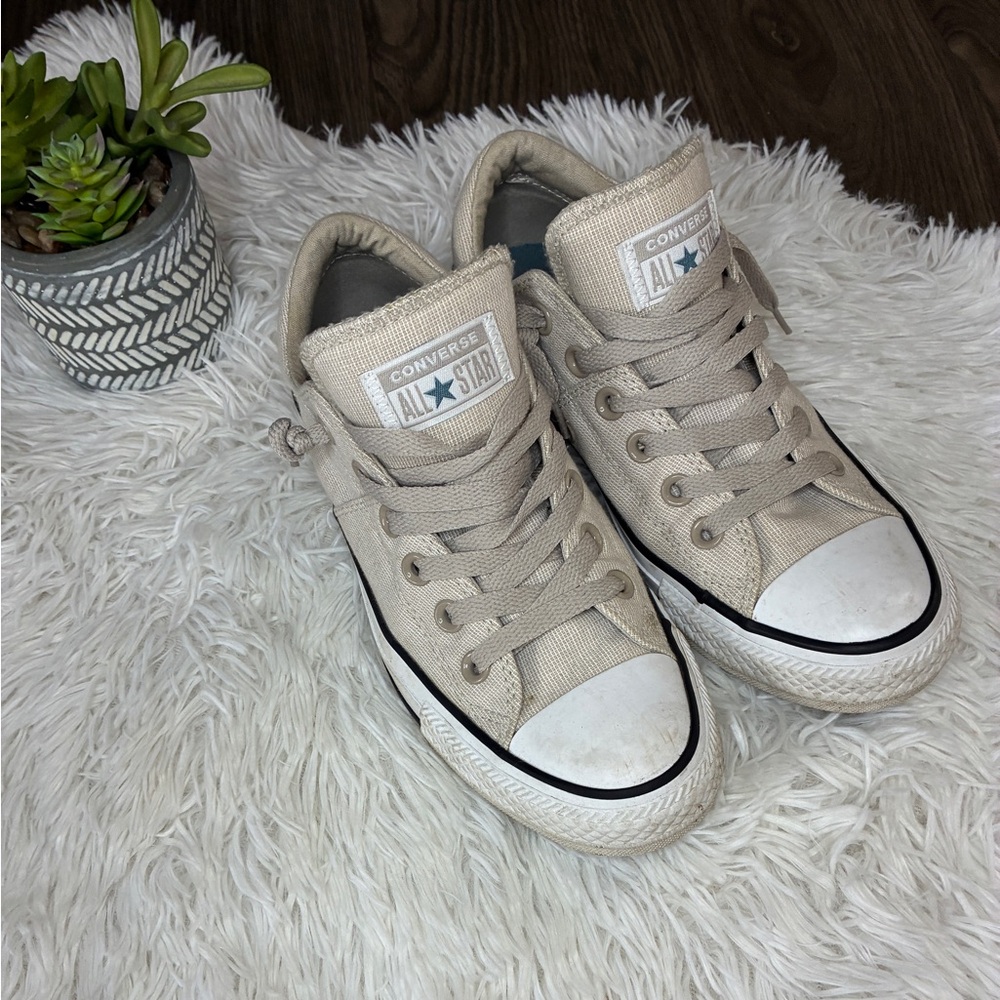 Converse Chuck Taylor Madison Sneakers 🤍
